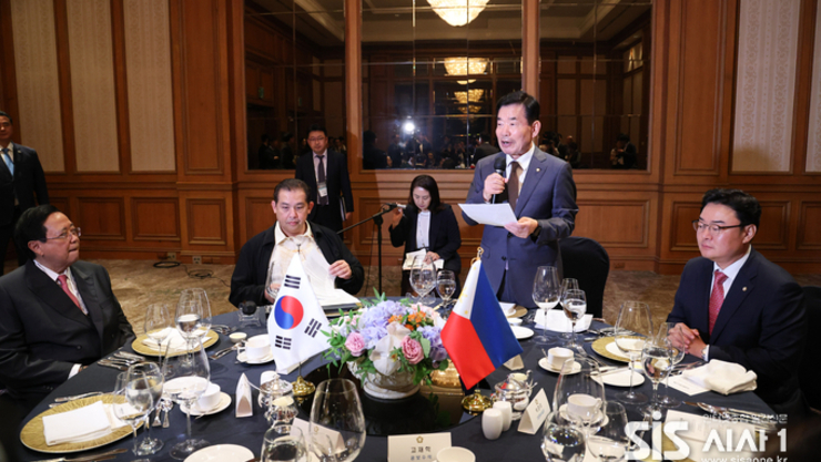 김진표 의장, 로무알데즈 필리핀 하원의장과 회담…"혈맹 관계로 호위함·잠수함 사업에 한국 기업 참여 요청"
