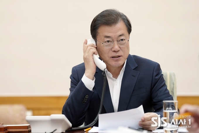 문재인 대통령이 (24일) 오후 청와대 관저에서 모하메드 빈 살만 사우디아라비아 왕세자와 전화 통화하고 있다.(사진=청와대 제공)