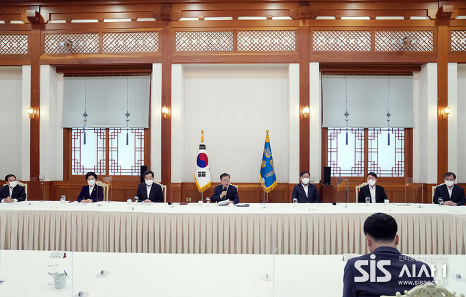 문재인 대통령과 민주당 지도부가 청와대에서 간담회를 하는 모습.(출처 = 청와대)