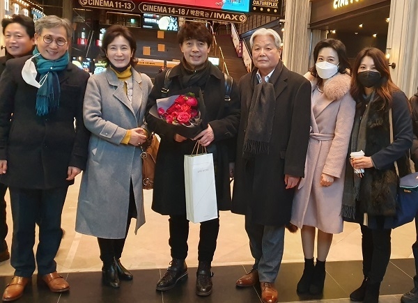 좌로부터 김철관 회장, 배우 정아미, 이창열 감독, 배우 선동혁, 배우 고용화이다. 