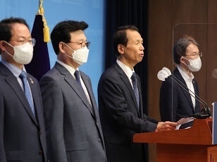 좌로부터 허영 의원, 박광온 의원, 최문순 도지사,, 정필모 의원이다.