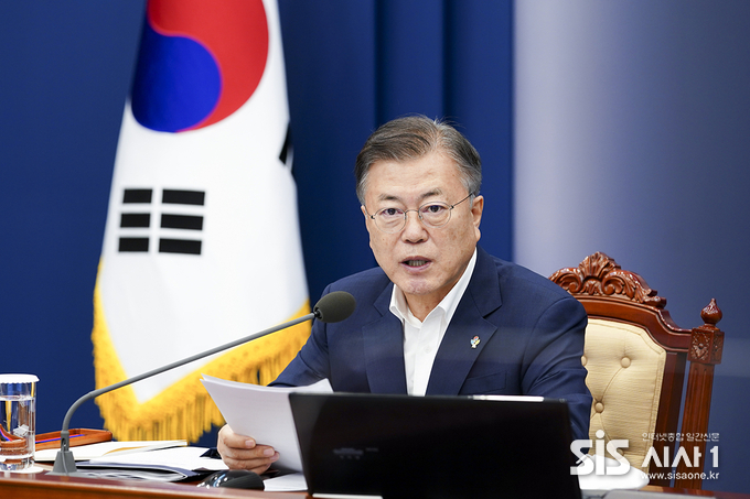 문재인 대통령이 7일 제3차 코로나19 대응 특별점검회의를 주재하고 있다.(사진=청와대 제공)