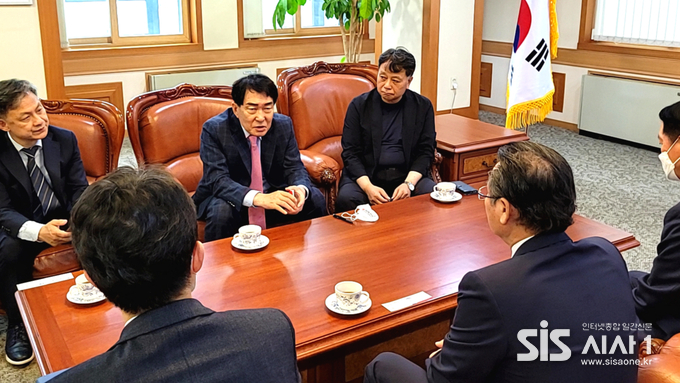 안상수 전 인천시장이 이재하 대구상공회의소 회장과 면담을 하는 모습이다. (출처 = 안상수 측 제공)