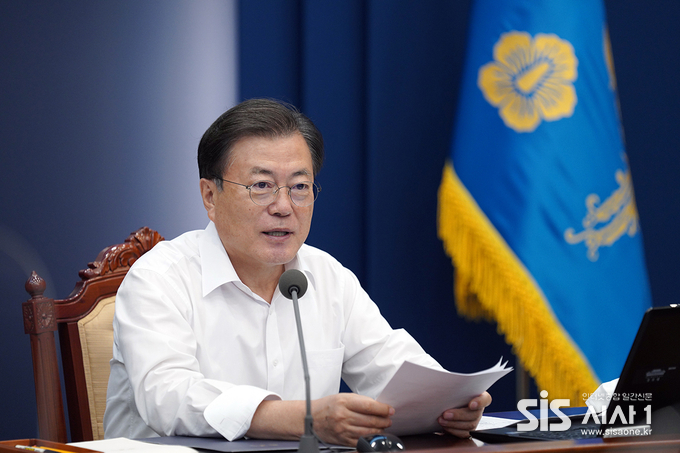 코로나19 확산세로 인해 여름 휴가도 연기한 문재인 대통령이 2일 오후 청와대 여민관에서 수석·보좌관 회의를 주재하고 있다.(사진=청와대 제공)2021.8.2/시사1