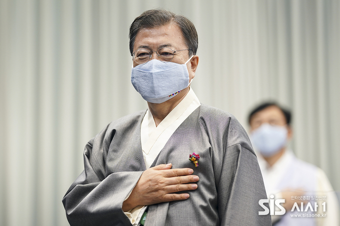 문재인 대통령이 12일 오전 청와대 여민관 영상회의실에서 열린 제44회 국무회의에서 한복을 입고 국기에 대한 경례를 하고 있다.(사진=청와대 제공)2021.10.12/시사1