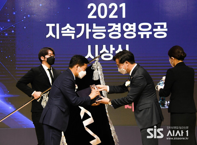 왼쪽 두 번째부터 기아 김상대 기업전략실장이 산업통상자원부 박진규 차관으로부터 ‘2021 지속가능경영유공 정부포상’ 국무총리 표창을 수상하고 있다. (자료 = 기아)
