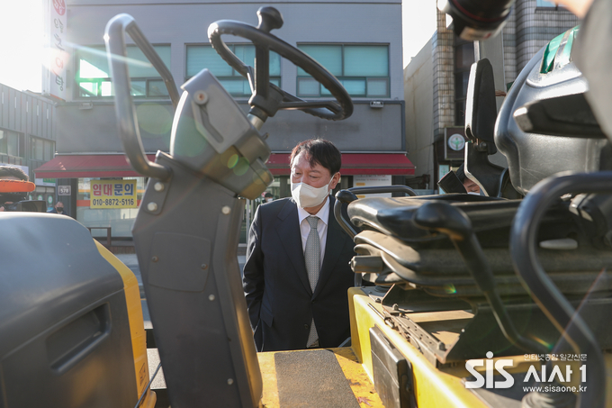윤석열 국민의힘 대선후보가 2일 안양 도로포장 공사 사망사고 현장을 찾은 모습이다. (출처 = 윤석열 캠프)