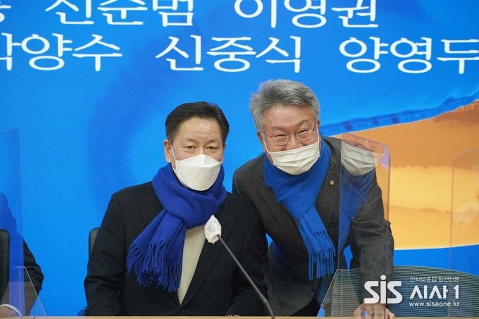 이날 민주당은 중앙당사에서 주승용 전 국회부의장을 비롯해 동교동계 대표적 정치인인 권노갑, 정대철 전 고문과 이훈평, 신순범, 신중식, 이윤석 전 의원 등의 복당 환영식을 열었다. (출처 = 김회재 의원 페이스북)