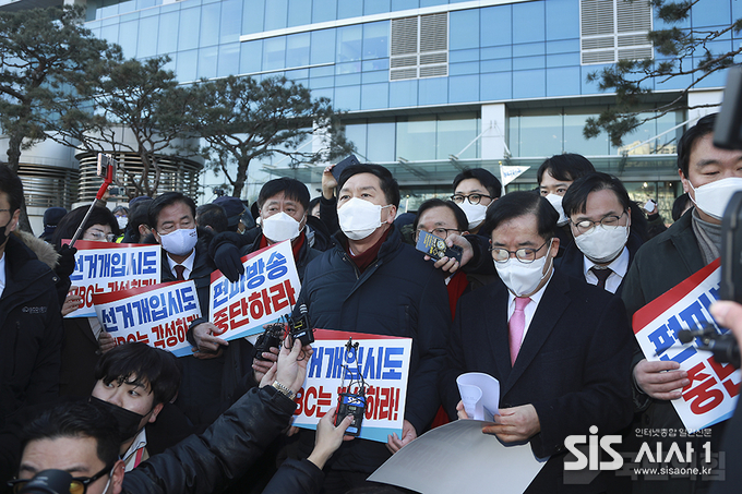 김기현 국민의힘 원내대표가 14일 서울시 상암동 MBC 본사를 찾아 항의 했다. (자료 = 국민의힘)