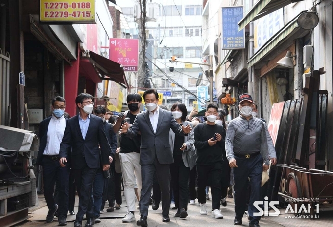 오세훈 서울시장이 지난 21일 서울 도심을 찾아 거리를 걷고 있다. (자료 = 서울시)
