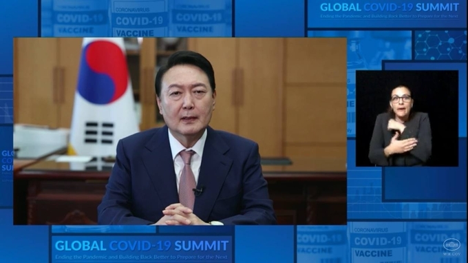 윤석열 대통령이 12일 코로나19 정상회의에 화상으로 참석해 연설하고 있다.(사진=대통령실 제공)