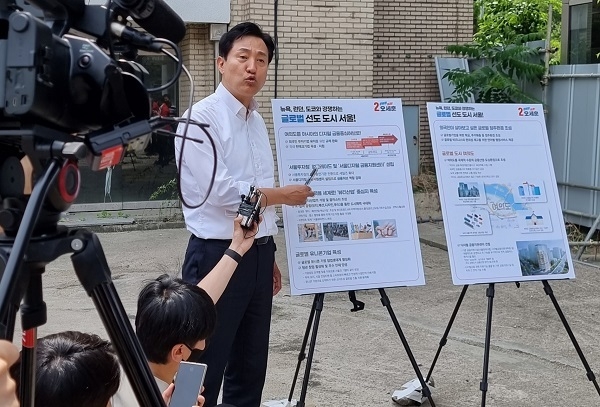 오세훈 서울시장 후보가 글로벌 선도도시 서울공약을 브리핑하고 있다.