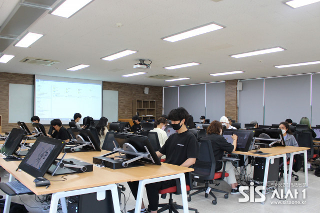 창원문성대학교 웹툰그래픽과 학생들이 와콤의 신티크프로24 풀세트로 실습하고 있다 (자료 = 한국와콤)