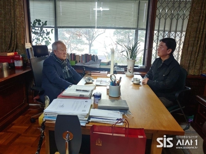 안철수 당시 국민의당 대표와 조순 전 서울시장이 만난 모습.(출처 = 안철수 대표 SNS)