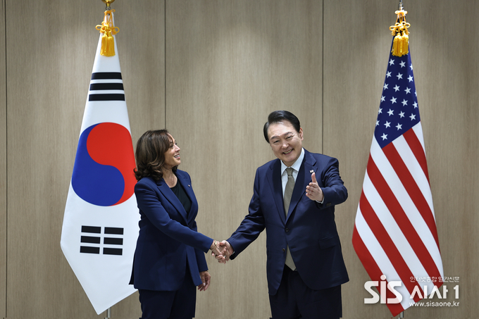 윤석열 대통령이 29일 용산 대통령실에서 카멀라 해리스 미국 부통령을 만나 악수하고 있다.(사진=대통령실 제공)2022.9.29/시사1