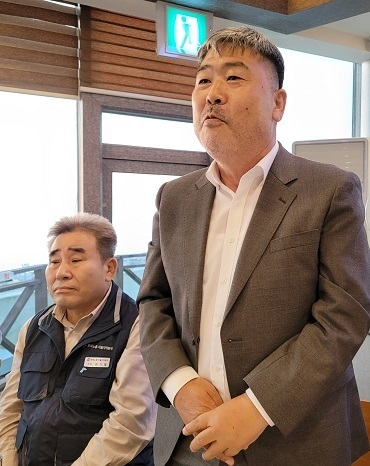 김동명 한국노총 위원장(우)이 연대사를 하고 있다. 옆은 김기철 서울노총 의장이다.