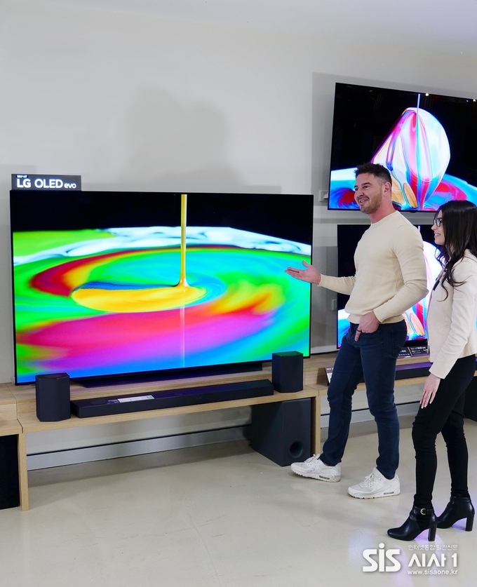 LG전자가 호주 대표 소비자 매체 ‘초이스’에서 7년 연속 ‘최고 TV 브랜드’에 선정됐다. 호주 고객들이 LG 올레드 에보를 살펴보고 있다 (자료 = LG전자)