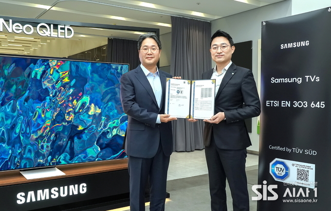 왼쪽부터 삼성전자 영상디스플레이사업부 김용재 부사장과 TÜV SÜD 코리아 서정욱 대표이사가 ‘컨슈머 IoT 기기 보안’ 인증서 전달식에서 기념 촬영을 하고 있다 (자료 = 삼성전자)