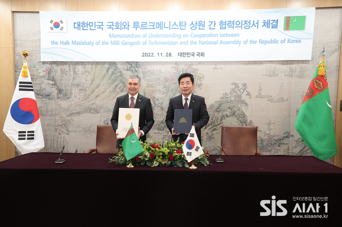 김진표 국회의장(오른쪽)이 구르반굴리 베르디무하메도프 투르크메니스탄 상원의장과 MOU를 체결하고 기념사진을 찍고 있다. (자료 = 국회사무처)