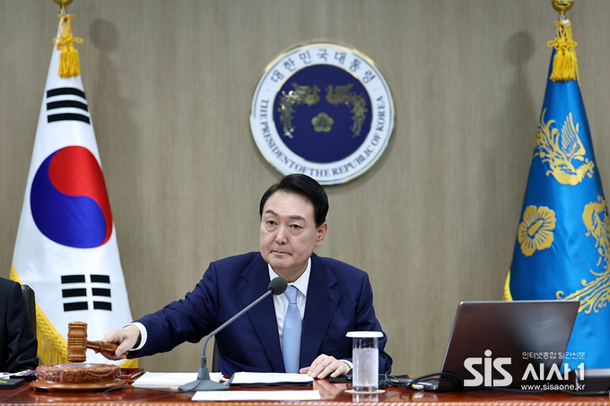 윤석열 대통령이 의사봉을 두들이고 있다. (사진 = 대통령실)