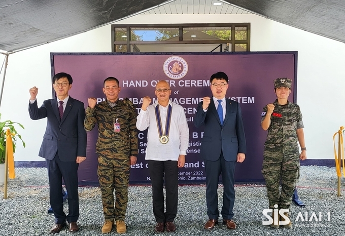 왼쪽부터 박도현 한화시스템 해양사업단장, 레나토 데이비드 필리핀 해군 교육사령관, 호셀리토 라모스 필리핀 획득차관대행 겸 차관보, 김영호 한화시스템 지휘통제사업부문장, 김재숙 주필리핀 한국국방무관이 기념 촬영을 하고 있다 (자료 = 한화시스템)