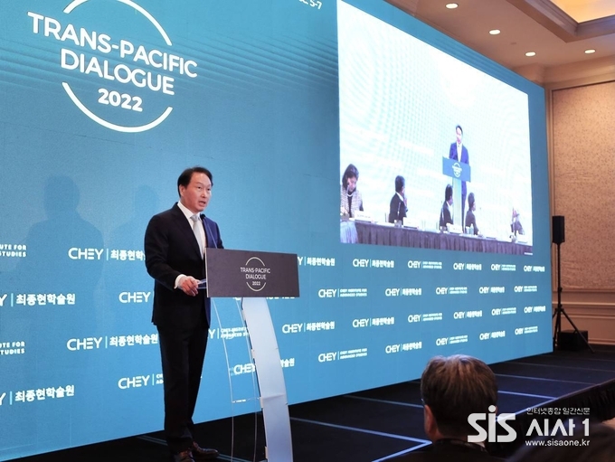 최종현학술원 이사장인 최태원 SK그룹 회장이 ‘2022 트랜스 퍼시픽 다이얼로그’에서 환영사를 하고 있다 (자료 = SK그룹)