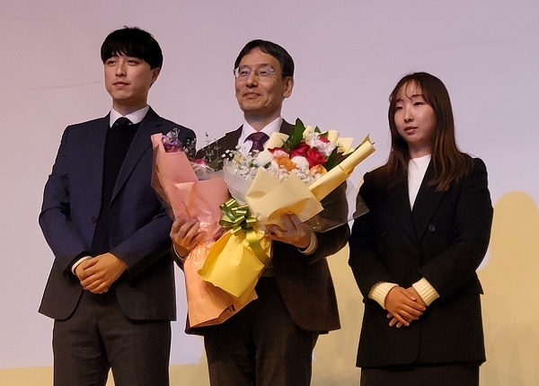 직원들에게 꽃다발을 받은 후 기념사진을 촬영했다.