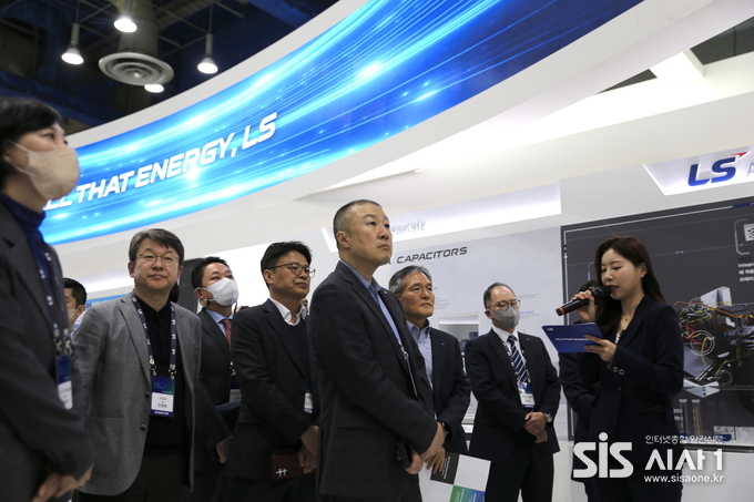 LS그룹 구자은 회장이 지난 15일 서울 코엑스에서 개최된 인터배터리 2023에서 그룹 EV 밸류체인 역량을 집결한 LS 전시관을 둘러보고 있다 (자료 = LS그룹)
