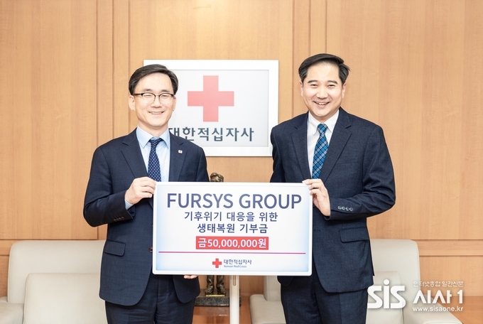 대한적십자사 이상천 사무총장(왼쪽)과 퍼시스홀딩스 김영규 부사장이 기념 촬영을 하고 있다. (자료 = 퍼시스그룹)