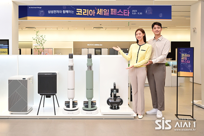 삼성전자 모델이 삼성스토어 청담점에서 ‘코리아 세일 페스타’를 소개하고 있다. 삼성전자는 30일까지 인기 가전·IT 제품을 풍성한 혜택과 함께 만날 수 있는 ‘삼성전자와 함께하는 코리아 세일 페스타’를 실시한다. (자료 = 삼성전자)