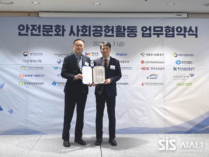 한국마사회는 지난 7일 행정안전부와 '안전문화 사회공헌활동 업무협약'를 체결했다. 사진(왼쪽) 행정안전부 이한경 차관 (오른쪽) 재난안전관리본부장.(사진=한국마사회 제공)