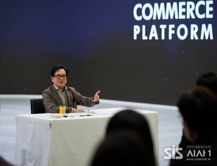 CJ그룹 이재현 회장이 지난 7일 서울 서초구 CJ온스타일 본사에서 직원들을 만나 격려하고 있다. (자료 = CJ그룹)
