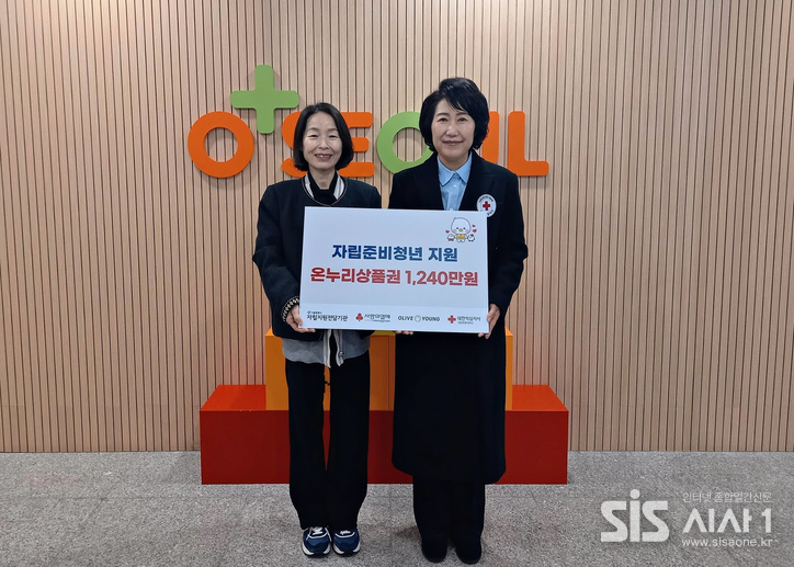 장다교 서울시 자립지원전담기관장(왼쪽)과 허혜숙 적십자사 서울지사 사무처장(오른쪽). (자료 = 대한적십자사 서울특별시지사)
