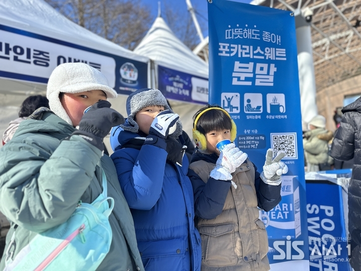 동아오츠카는 ‘2025 태백 겨울 축제’에 참가해 따뜻한 포카리스웨트를 방문객에게 제공한다. (자료 = 동아오츠카)