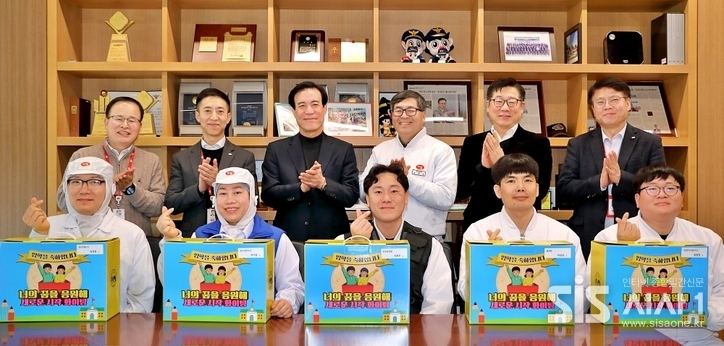 하림이 초등학교에 입학하는 자녀를 둔 임직원을 대상으로 입학 선물세트 전달 행사를 마치고 정호석 대표이사와 임직원들이 기념사진을 촬영하고 있다. (자료 = 하림)