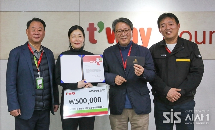정홍근 티웨이항공 대표이사(우측에서 두 번째)와 김형이 티웨이항공 경영본부장(우측에서 첫 번째), 황영조 티웨이항공 운송담당 상무(좌측에서 첫 번째), 송유미 티웨이항공 세부지점장이 기념사진을 찍고 있다. (자료 = 티웨이항공)