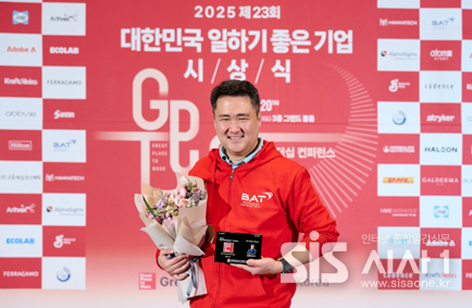  송영재 대표가 글로벌 기업문화 조사기관 GPTW(Great Place To Work)가 주관하는 ‘2025 대한민국 일하기 좋은 기업 시상식’에서 2년 연속으로 ‘한국에서 가장 존경받는 CEO상’을 수상했다. (자료 = BAT로스만스)