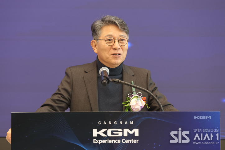 KGM 곽재선 회장이 지난 25일 열린 ‘KGM 익스피리언스 센터 강남’ 개관식에서 인사말을 하고 있다 / KGM