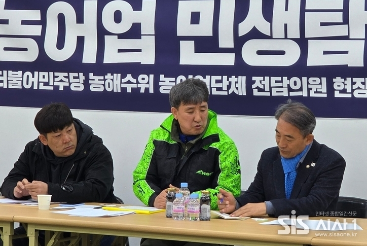 윤준병 민주당 의원이 한국애견협회 관계자들과 대화하고 있다. / 윤준병 의원실