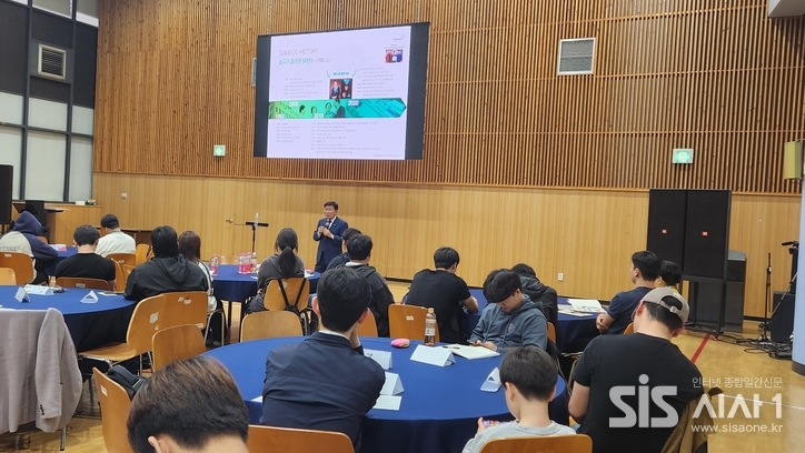 전주대학교 하림홀에서 진행된 삼구아이앤씨구자관책임대표사원이 특별강연을 하고 있다. (사진=최은영 인턴기자)