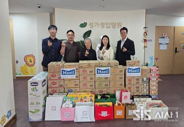 성가정입양원에 어린이날 후원물품을 전달하고 있다. 오른쪽부터 매일홀딩스 고정수 경영지원총괄, 매일유업 임직원 봉사동호회 ‘살림’ 조지은 회장, 성가정입양원 윤미숙 원장수녀. (자료 = 매일유업)