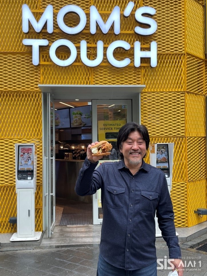 에드워드 리 셰프가 맘스터치 명동점 방문해 포즈를 취하고 있다. (자료 = 맘스터치)