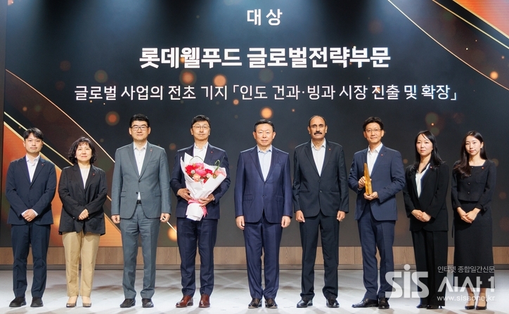 롯데가 12일 서울 송파구 롯데호텔 월드에서 ‘2025 롯데 어워즈’를 개최하고, 인도 시장 개척에 성과를 낸 롯데웰푸드를 대상으로 선정했다. 롯데 어워즈는 지난 한 해 동안 도전과 혁신정신으로 고객가치를 창출한 임직원들의 성과를 격려하고 시상하는 행사다. 롯데어워즈 대상을 시상한 신동빈 롯데 회장(사진 왼쪽에서 다섯 번째)과 수상자인 이창엽 롯데월푸드 대표(사진 왼쪽에서 네 번째) 등이 기념사진을 찍고 있다. (자료 = 롯데)