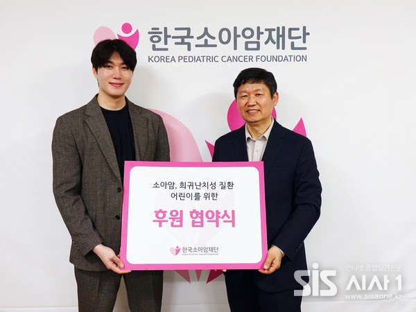 네버기브업 장원준 대표이사(왼쪽)와 한국소아암재단 홍승윤 상임이사가 업무 협약식을 진행하고 있다. (자료 = 한국소아암재단)