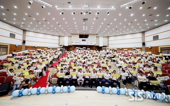 행사에 참석한 임직원과 가족들이 단체사진을 찍고 있다. (자료 = 한국공항)