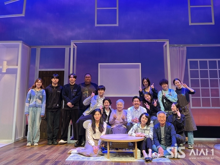 연극 ‘분홍립스틱’ (사진 = ㈜문컴퍼니 제공)