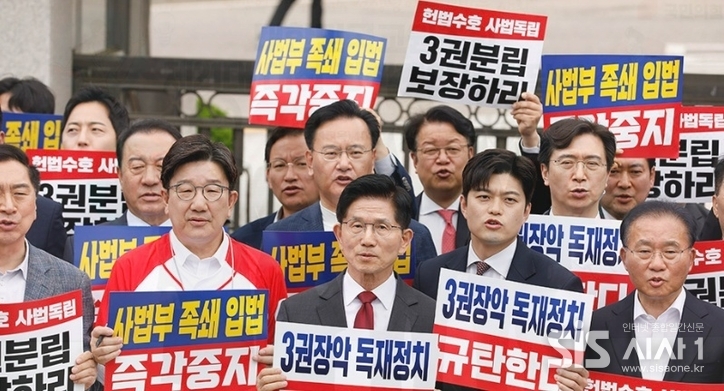 김문수 국민의힘 대선 후보와 국민의힘 의원들. / 국민의힘