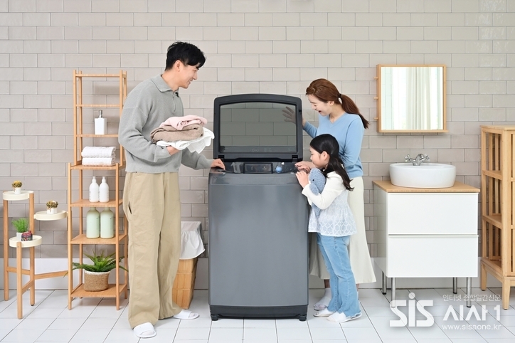 삼성전자가 전자동 세탁기에 AI 기능을 탑재한 2025년형 ‘AI 통버블 세탁기’ 신제품을 출시했다. / 삼성전자