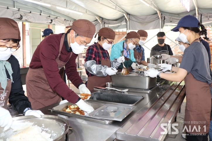 국내 최대 직영중고차 플랫폼 기업 케이카가 서울 도심의 무료급식소 ‘명동밥집’을 찾아 지역 내 취약계층을 위한 식사 나눔 봉사활동을 펼쳤다고 23일 밝혔다. / 케이카