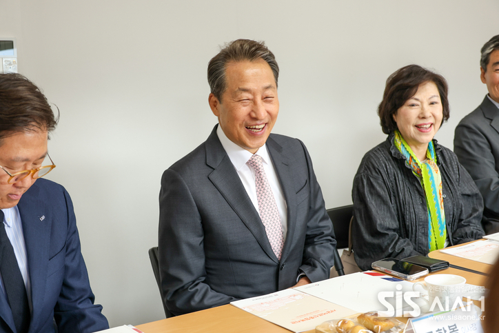  롯데복지재단 조한봉 이사장이 전달식에서 관계자들과 이야기를 나누고 있다. (자료 = 롯데복지재단)
